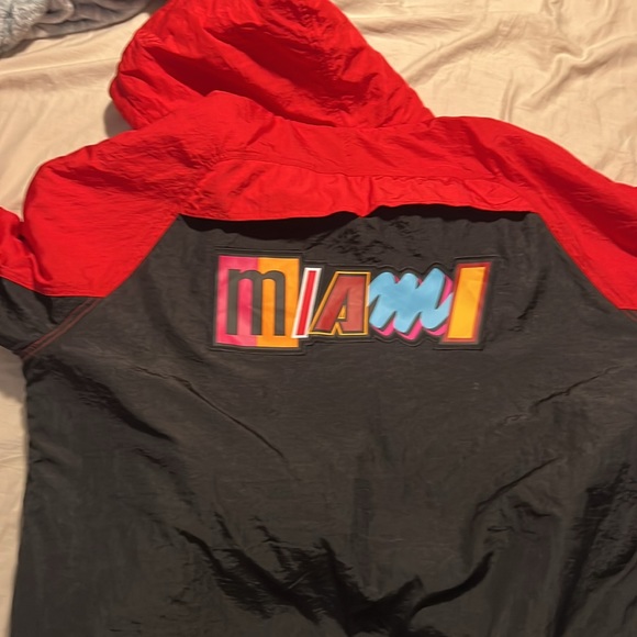 Nike Men’s Miami Heat City Edition Jacket - Picture 3 of 3